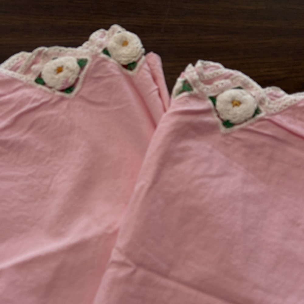 Vintage Pink Pillowcase Pair Crochet Daisy Trim Cottage Bed Linens - Picture 10 of 10